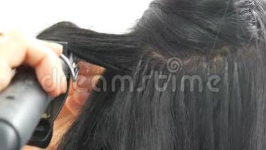 长长的美丽的黑发<strong>卷发</strong>设计师<strong>卷发</strong>。 头发造型和<strong>卷发</strong>。 头部的扩张囊